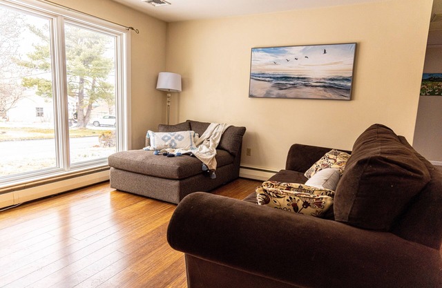 Specious Quiet 3b2b single family home with fish pond and Netflix more