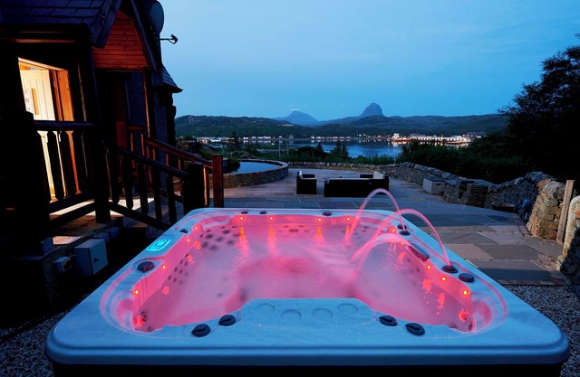 Spectacular 3-bedroom lodge with hot tub, sauna and stunning views in Lochinver