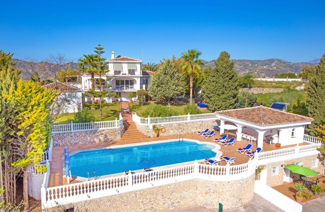 Spectacular 6-bed Villa, huge 18m HEATED pool, stunning views