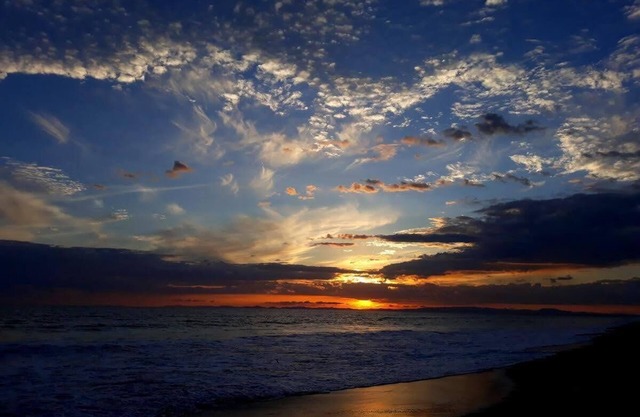 Spectacular beachfront apartment, Spacious terrace with an unparalleled view.