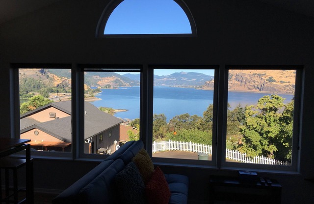 Spectacular Gorge views! Bright and Comfortable Pet-friendly Retreat