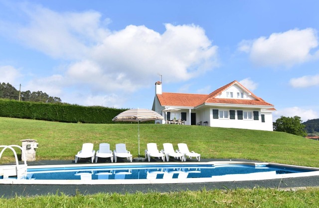 Spectacular house with swimming pool and garden