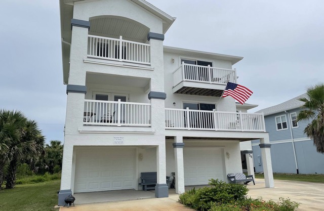 Spectacular Ocean-View Home/1 minute walk to beach