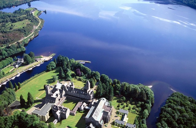 Spectacular, romantic accommodation in an abbey at the shores of Loch Ness!