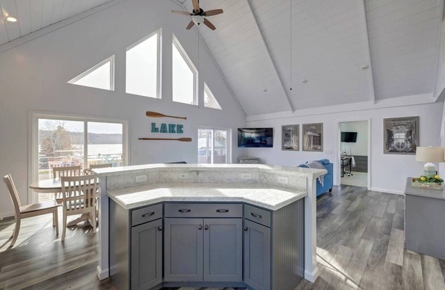 Spectacular & Spacious Lakehouse; Kid Approved!