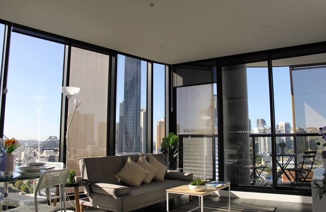 Spectacular Views of CBD & Story Bridge & Parking