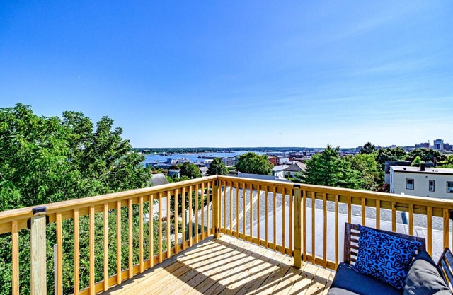 Spectacular Views & Comforts of Home in Portland s Most Desirable Neighborhood