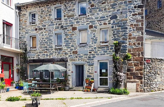 Spend a quiet and at the same time active vacation in this pleasant vacation apartment.