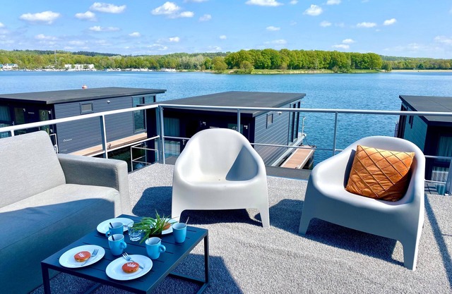 Spend the night in harbour lodge in Limburg
