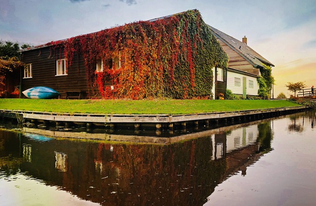 Spend the night in the heart of Giethoorn on the village canal