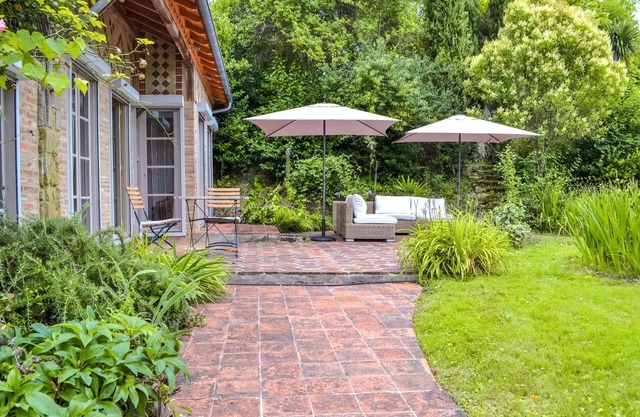 Spend your family vacation in this charming and spacious vacation home with swimming pool.