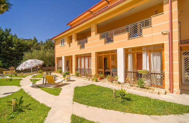 Spend your relaxing vacation under the sun of Sicily in this lovingly furnished vacation apartment.