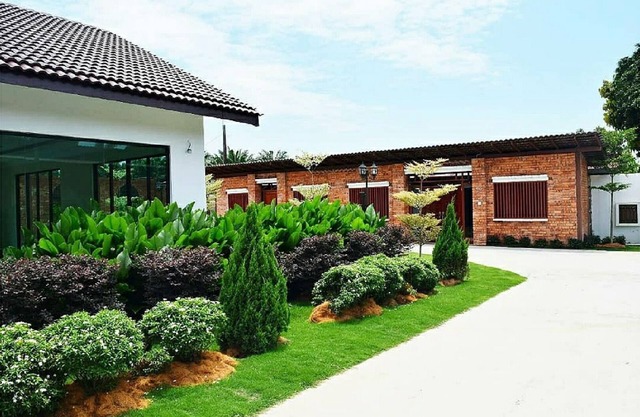 SPIC'S Lake Holiday Villa and Lodging
