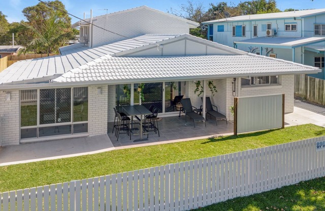 Spindrift - 1/10 Spectrum Street - Rainbow Beach. All beds made. Wifi. Pets welcome.