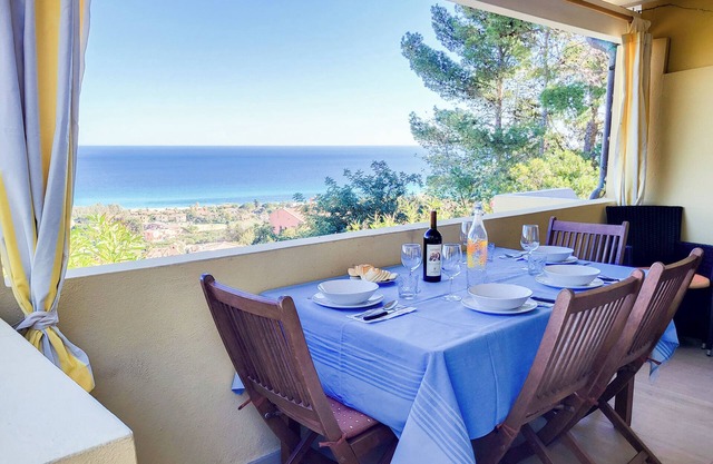 Splendid Sea View Villa with Privacy and Garden, Just 700m from the Beach!