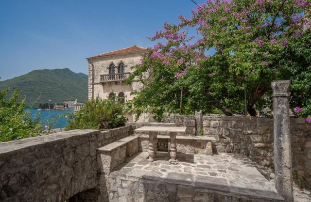 Splendid two-storey villa by the sea!