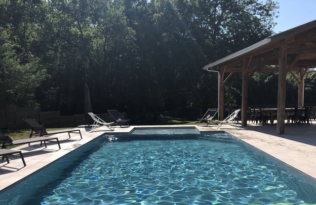 SPLENDID VILLA IN A GREENERY ECRIN, 24 PEOPLE, LANDES