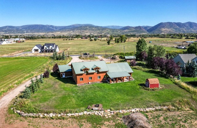 Splendor Valley Farms · Huge Log Cabin w/King Bed, Bunk Beds, & Game Room