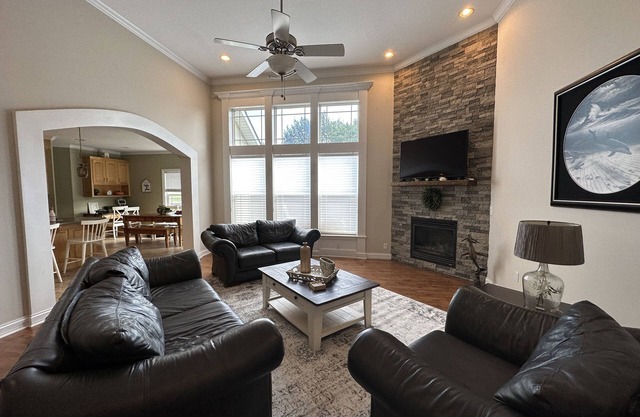 SPORTS FANS 5 Bedroom | 3 Bath | Sleeps 16! Only 12 Min From MIZZOU | Breakfast