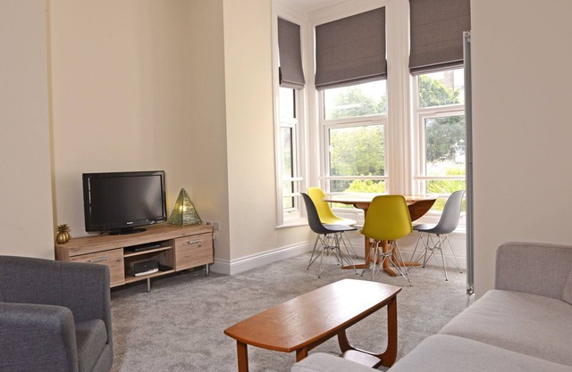 Spotless 2-bed apartment with gentle ramp access in central Eastbourne for 4