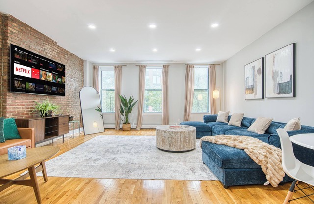Sprawling 2BR w King Bed, fast WiFi, 20 minutes to Times Square!