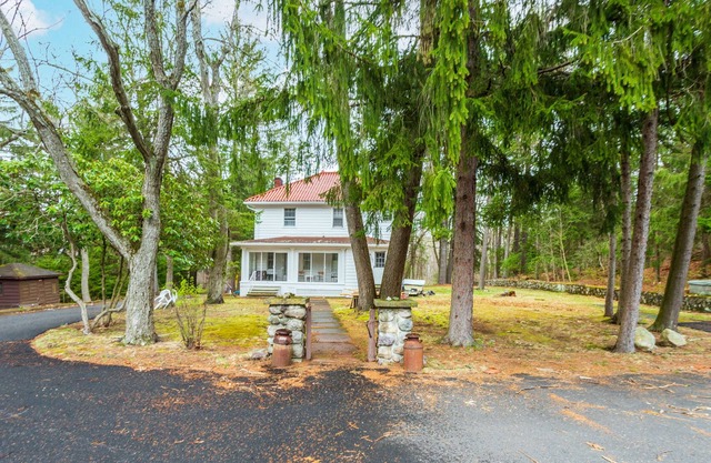 Sprawling Lakeside Retreat: 32 Acres, 3BR/2Bath