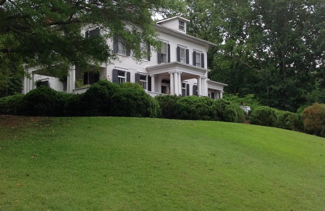 Springwood Inn.Southern!.Opportunity to experience the best of living!