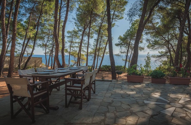 Squirrel Beach Front Villa, Metamorfosi