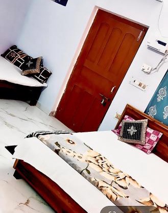 Sri Rameshwaram Guest House Near by Hanuman Garhi 300 meters