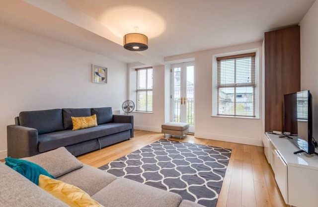 St Ann's Apt Modern 1-Bed Apartment in Belfast’s Cathedral Quarter – Sleeps 4