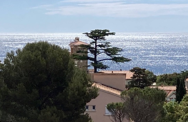 St Aygulf, couple, sea 200m away, panoramic view from Esterel to the Issambres hills