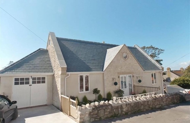 ST JOHNS VIEW, family friendly, with open fire in Fortuneswell