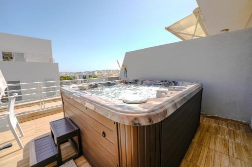 St Julians flat with Jacuzzi