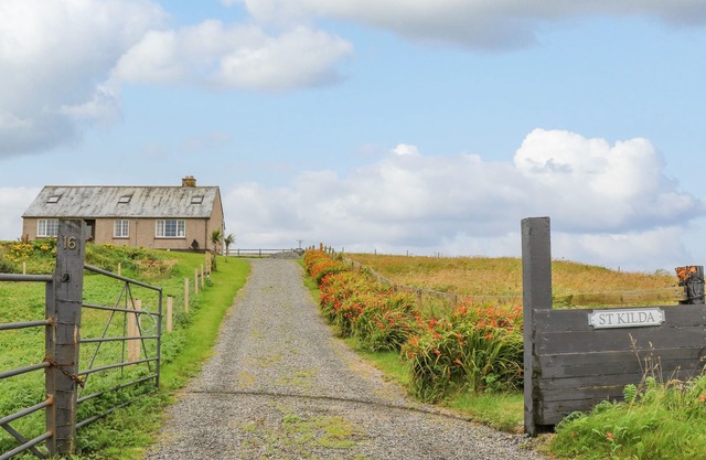 ST. KILDA, pet friendly, with open fire in Lochmaddy, North Uist