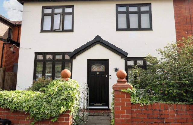 ST MARY'S HOUSE, pet friendly, with hot tub in Greenfield