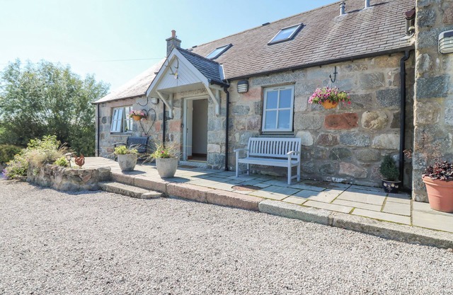 STABLE COTTAGE, family friendly, character holiday cottage in Dunecht