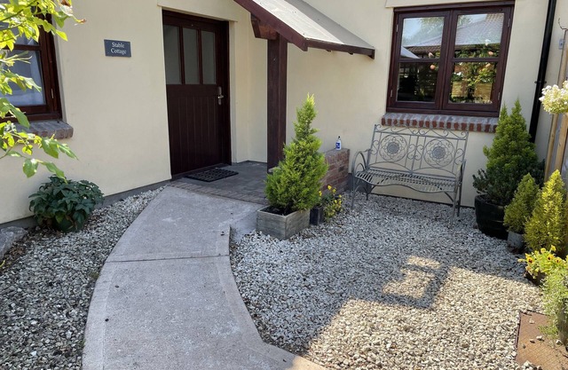 STABLE COTTAGE, family friendly, character holiday cottage in Shipham
