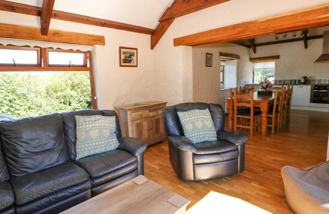 STABLE COTTAGE, pet friendly, with hot tub in Efailwen