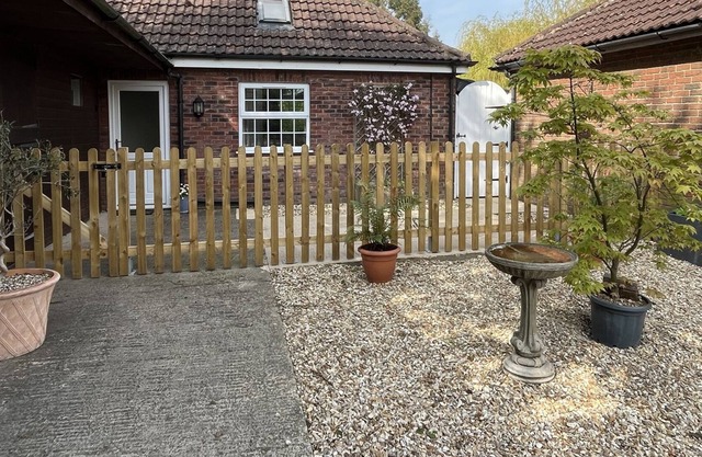 STABLE END COTTAGE, pet friendly, with a garden in Horncastle