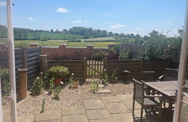 STABLES COTTAGE, pet friendly, with a garden in Uppingham