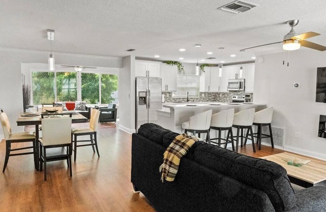 Stadium Sunflower Miramar home, 3 bd, 2 ba
