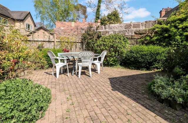 STAFFORDSHIRE KNOT COTTAGE, pet friendly, with open fire in Alton