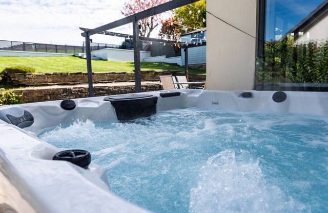 Stalybridge Sanctuary - Luxe Hot Tub Retreat