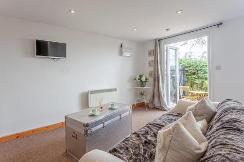 Stansted airport - studio annexe with parking