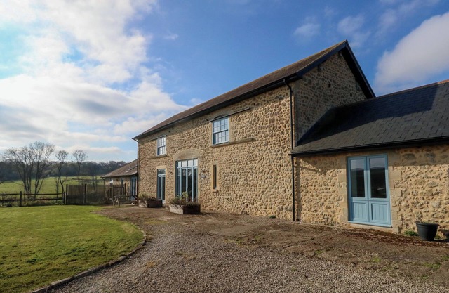 STAPLEFORD FARM, pet friendly, with open fire in Beaminster