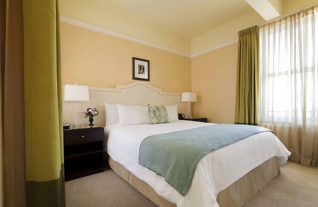 Star-Worthy Spaces near Forest Park and Pittock Mansion! with On-Site Restaurant