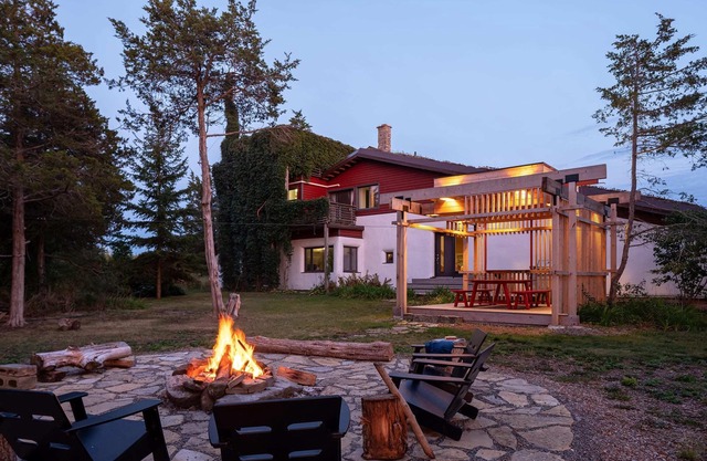 Starbase - Waterfront Home w Pickleball Court