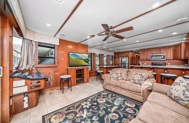 Stardust - 6bedroom/2bath houseboat with full kitchen, hot tub and so much more!