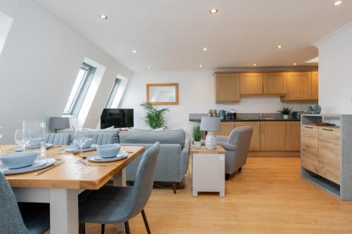 StarHost Residences - Central 3 Bed Apartment at Regents Court, Newbury