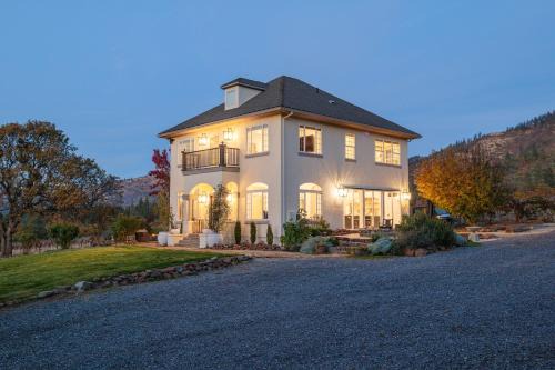 Starry Oak Vineyard Retreat W Hot Tub